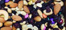 Botana con nuez de la india, almendra, arándano, pasas y lunetas