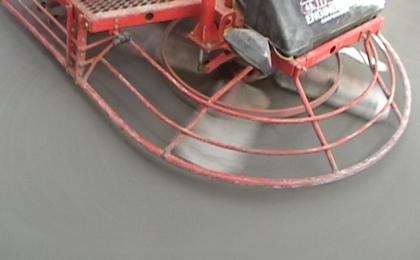 allanadora doble puliendo piso de concreto 