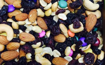 Botana con nuez de la india, almendra, arándano, pasas y lunetas