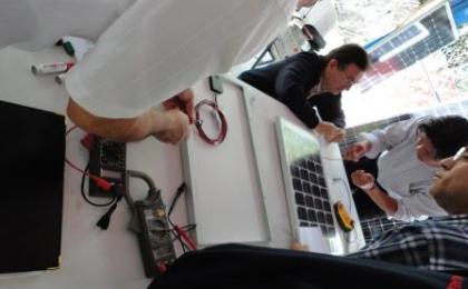 Midiendo voltaje y corriente en módulos solares fototovltaicos